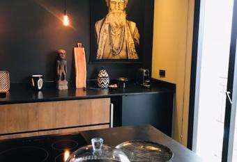 La Suite TAMAN au centre de Salon allows 18 year olds to book a room