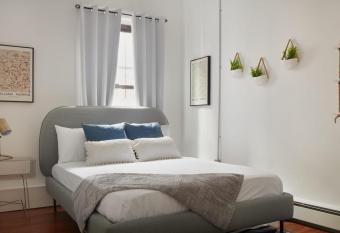 Stylish 3BR 1BTH SHARED Apartment Near Historical District allows 18 year olds to book a room