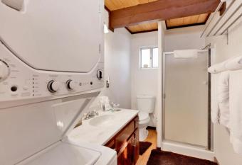 Pinewood Inn #2093 by Big Bear Vacations has rooms with a private hot tub