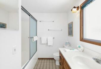 Lakeview Getaway #2120 by Big Bear Vacations has rooms with a private hot tub