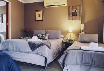 Ay Jay s Guesthouse has rooms with a private hot tub