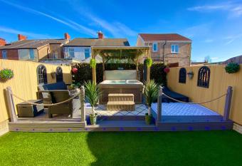 NEW   THE HOTTUB HOUSE BLACKPOOL PLEASURE BEACH has rooms with a private hot tub