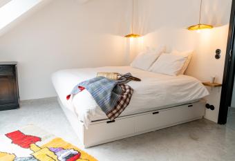 Espace 43 - Les 7 chambres allows 18 year olds to book a room