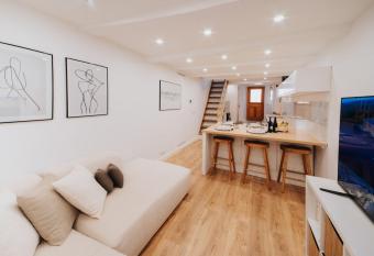 Perfect family-oriented and renovated townhouse in the old Antibes allows 18 year olds to book a room