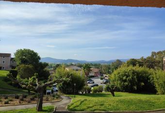 Chez Adriana Studio Proche Mer avec Piscine allows 18 year olds to book a room