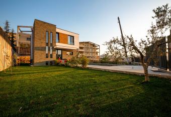 Villa Antonia allows 18 year olds to book a room