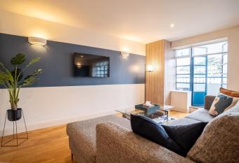 Super Luxe 2 Bed Apartment Torquay - Stunning Harbour View - Near Babbacoombe & Beach allows 18 year olds to book a room