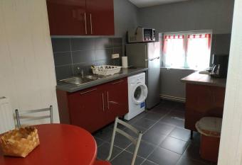 Superbe appartement avec parking gratuit sur place allows 18 year olds to book a room