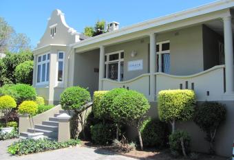 Conifer Beach House has Balcony rooms