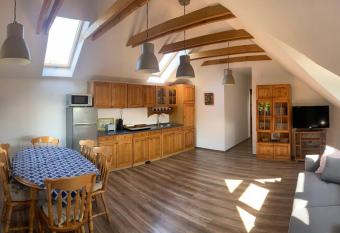 T  nd  rr  zsa vend  gh  z has Balcony rooms