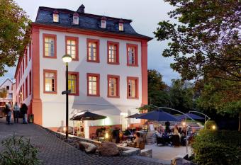 Hotel Lekker allows 18 year olds to book a room