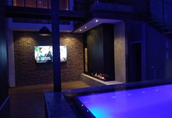 loft d architecte spa sauna billard 12 places ultra contemporain has rooms with a private hot tub