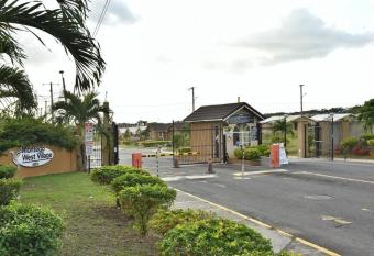 Luxury Manor 2 Bedroom /1 Bathroom House w/electric fireplace, allows 18 year olds to book a room