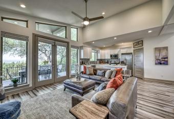 Lake Life at its Best! Just blocks to Lake Travis! has Balcony rooms