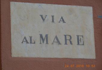 Unposto dove la Luna si mostra nuda allows 18 year olds to book a room