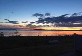 Maxwelton Beach Sunsets! Kayaks & paddleboards! 1 min walk to the water! allows 18 year olds to book a room