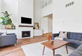 Lovely 3 Bedroom Wintergreen Retreat w Sauna has Balcony rooms