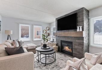 Mountain Walk Chalet Across From Blue Mtn Village has Balcony rooms