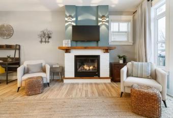 Contemporary Chalet Steps to Blue Mountain Village has Balcony rooms