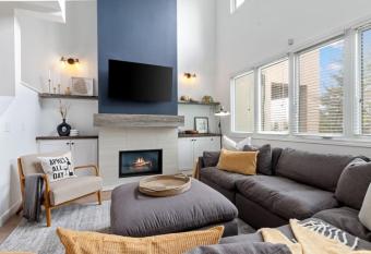 Luxury Blue Mtn Getaway w Indoor Sauna has Balcony rooms