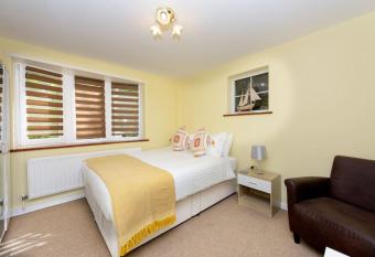 Quest Fulfiller - Near hospital Free parking and Garden allows 18 year olds to book a room