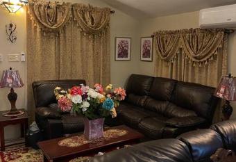 Cheerful 2bedroom 1bath, WIFI, Air Conditioning allows 18 year olds to book a room