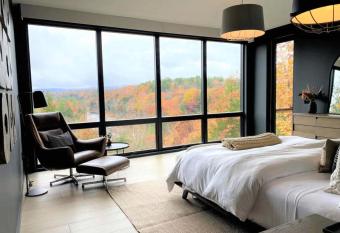 Stunning 3 BDR Hudson Valley Escape with Pool - 3 night minimum stay has rooms with a private hot tub