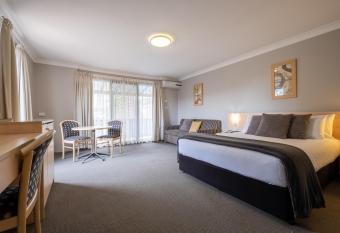 Maclin Lodge Motel has Balcony rooms