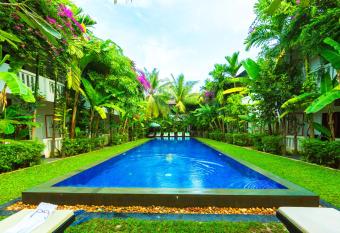 La Residence WatBo Hotel has rooms with a private hot tub