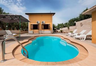 Villa Rosa con piscina has Smoking rooms