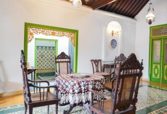 Ndalem Langen Kusumo has Balcony rooms