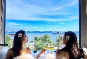 Villa   6PN khu Vinhomes B   n   oan view th   ng bi   n has rooms with a private hot tub