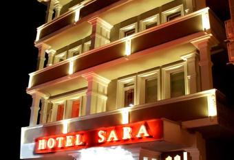 Hotel Sara & SPA has rooms with a private hot tub