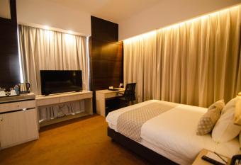 Pearl Harbour Business Hotel has rooms with a private hot tub