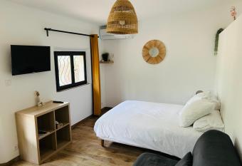 Le Cabanon has Balcony rooms