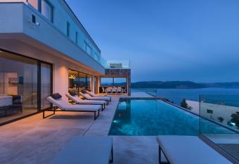 Villa Ateneum has rooms with a private hot tub