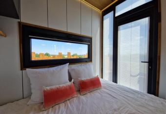 Les Tiny du Pr   Mathy allows 18 year olds to book a room