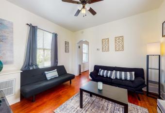 Quaint & Cozy has Balcony rooms