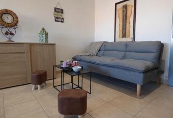 Appartement T2 coquet, proche mer, Narbonne Plage allows 18 year olds to book a room