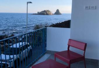 APPARTAMENTO FRONTE MARE ACi TREZZA has Balcony rooms