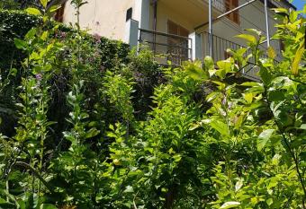 La Casa Dei Limoni allows 18 year olds to book a room