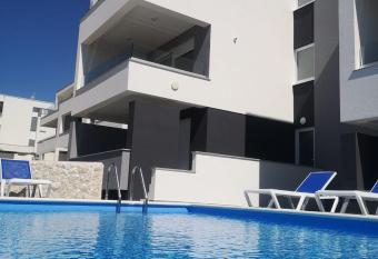 Villa Mateo allows 18 year olds to book a room