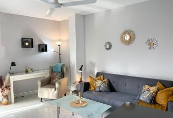 Central 2-bedroom apartment in Torrevieja allows 18 year olds to book a room