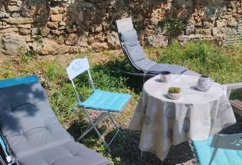 Studio jardin allows 18 year olds to book a room