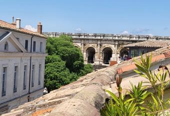 La Dolce Vita N  moise Terrasse 100 m des Ar  nes has Balcony rooms