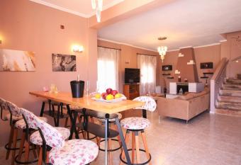 Alice Maisonette & Studios has Balcony rooms