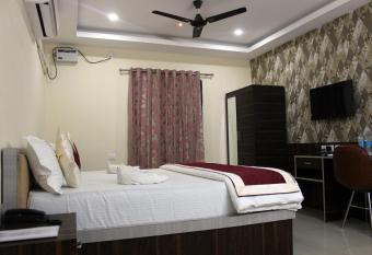 HOTEL ROYAL 91 has Balcony rooms