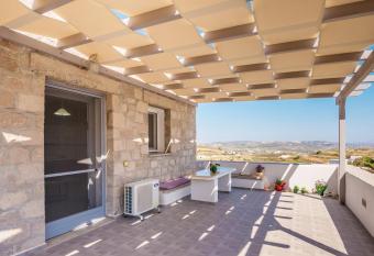 Stone house Tripiti has Balcony rooms