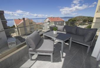 Leni has Balcony rooms