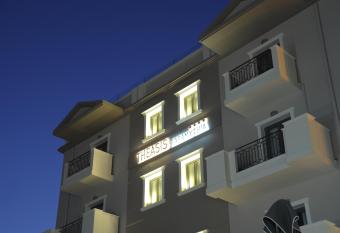 Theasis Hotel Paramythia has Balcony rooms